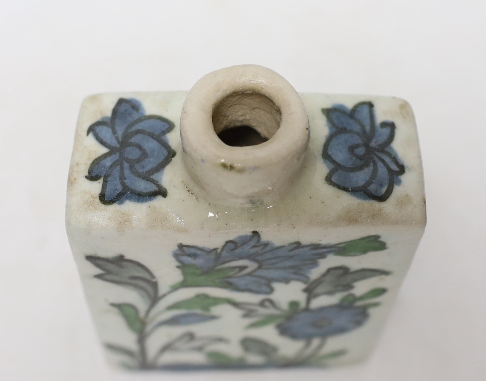 An Iznik tin-glazed pottery flask and cover, 15cm